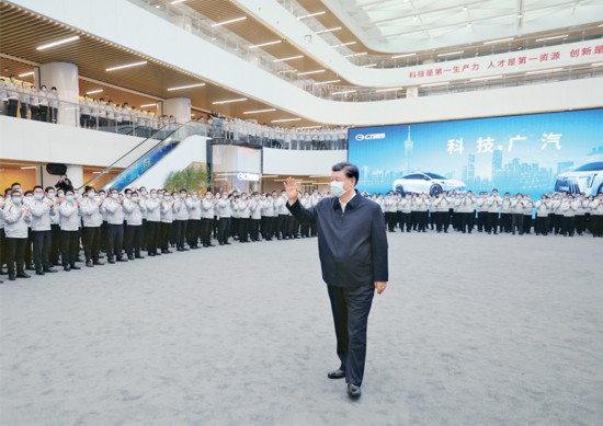 2023年4月10日至13日，中共中央總書記、國家主席、中央軍委主席習近平在廣東考察。這是12日下午，習近平在廣汽研究院向職工們揮手致意。 新華社記者 鞠鵬/攝
